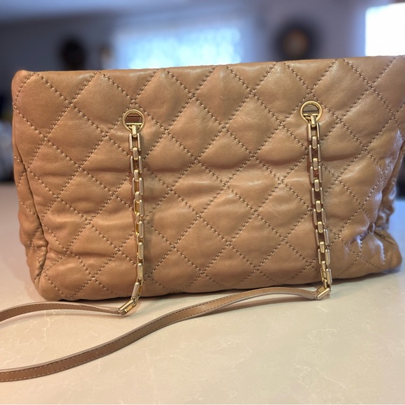 Vintage CHANEL Beige Calfskin Tote - Picture 4 of 11